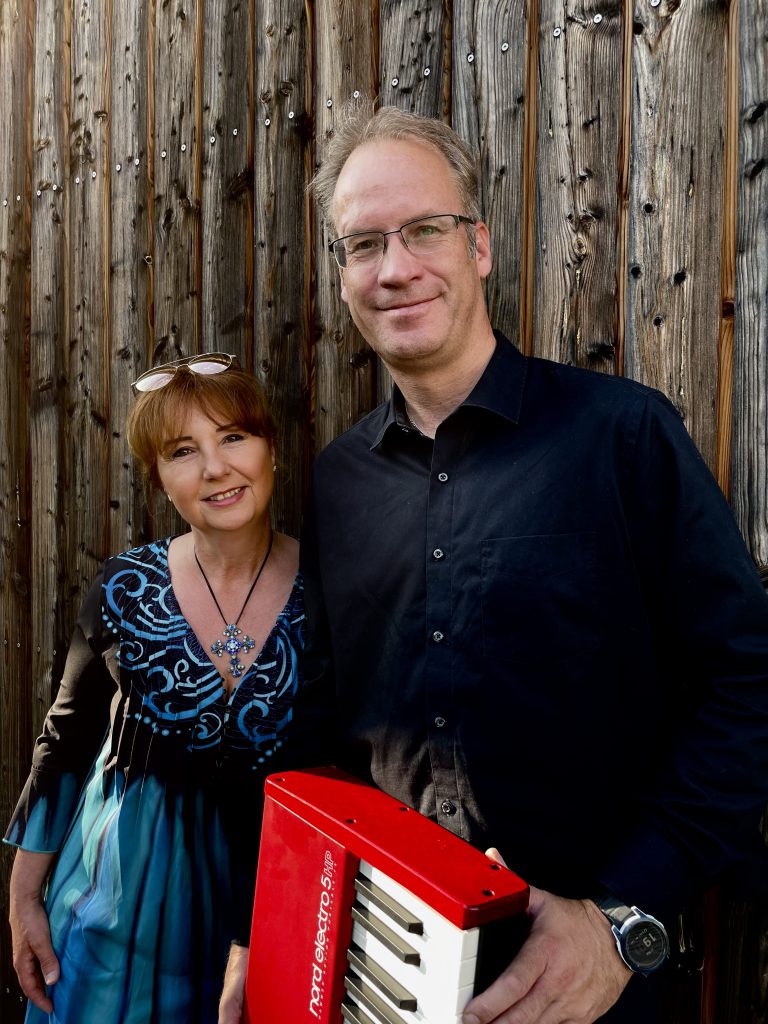Das Duo Valdobene: Antje mit Gesang und Hannes mit Tasten.